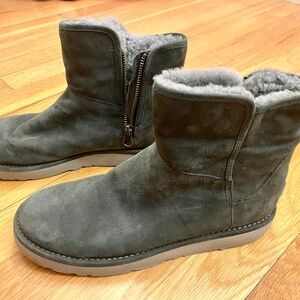UGG Abree Women's Size 7 US Grey Suede Leather Side Zip Mini Boots 1016548